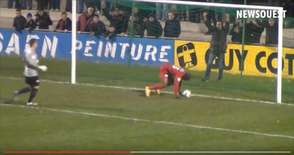 La jugada desató el enojo de sus rivales y casi termina lastimado por la jugada, que generalemente se ve en las "chamuscas". (Captura YouTube)