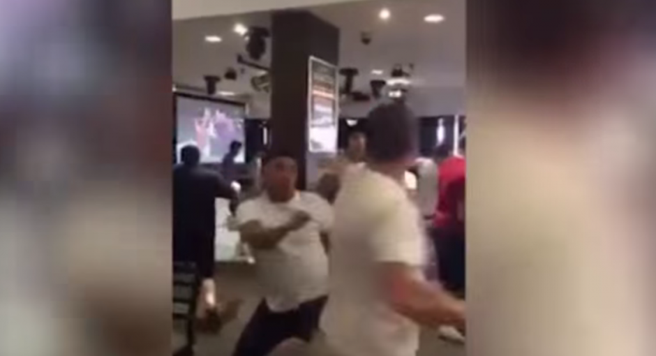 Una batalla campal se desató entre aficionados a la UFC en Australia. (Captura de pantalla)