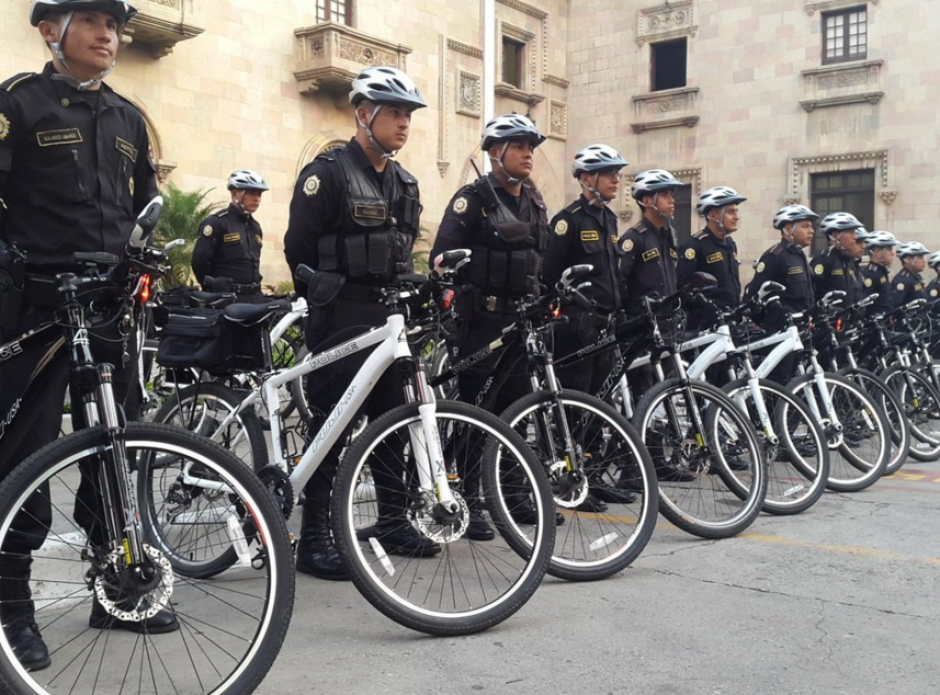 La Policía Nacional Civil (PNC) puso en las calles a 47 agentes que realizarán patrullajes en bicicleta. (Foto: Mingob) 