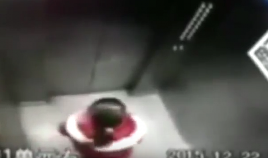 La pequeña saltaba alegremente en el interior de un elevador. 