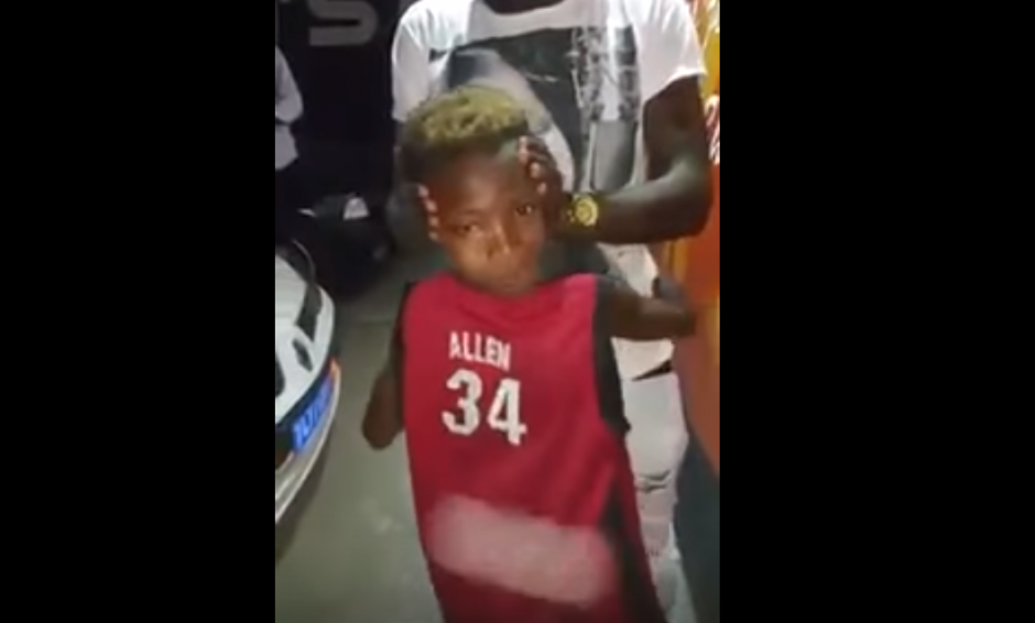 El niño que gira su cabeza más de lo normal se vuelve popular en redes sociales. (Captura de pantalla)