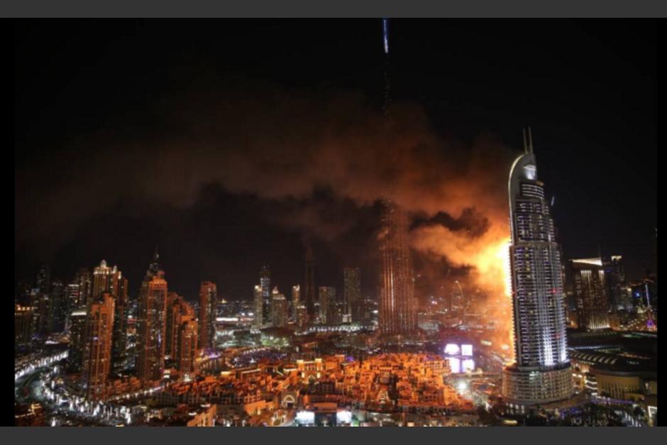 La noche previa al año nuevo se registró un incendio en un hotel en el centro de Dubai. (Foto: CNN) 