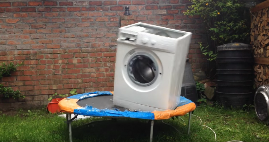 Las imágenes de una lavadora sobre una cama elástica se viralizan en las redes sociales. (Foto: YouTube)