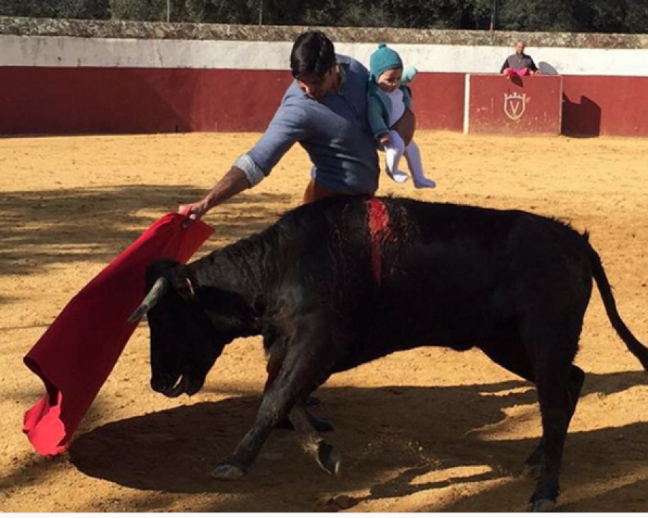 Una fotografía que el torero Fran Rivera "Paquirri" publicó en la red social Instagram, en la que aparece toreando con su hija de cinco meses en brazosha causado polémica en redes sociales. (Foto: Instagram)