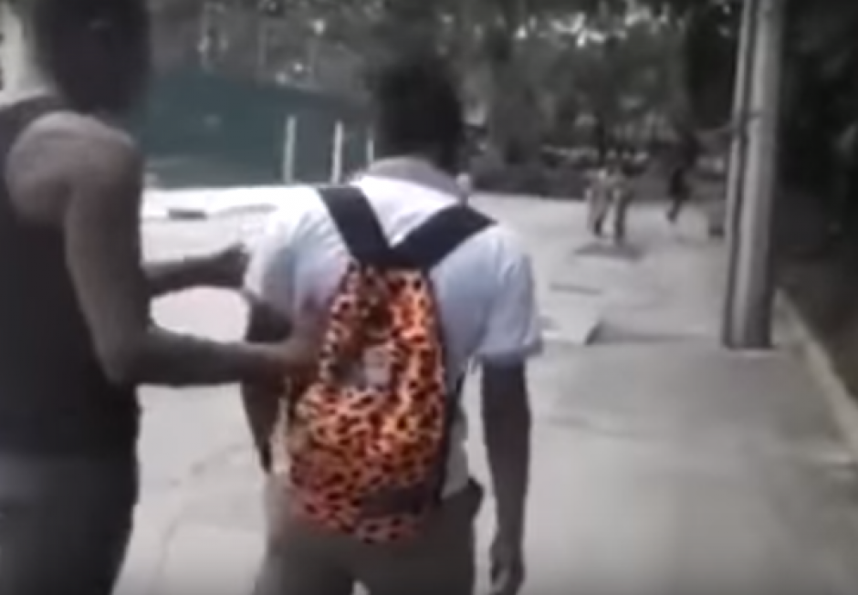 "Chucho" trató de evitar una confrontación, pero ante la situación terminó noqueando a su acosador. (Captura de pantalla)