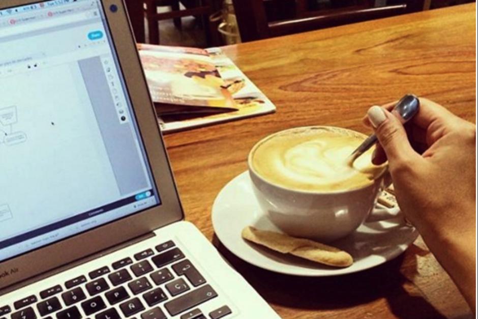 Elegir un trabajo de medio tiempo requiere a veces escaparte de casa para poder terminar de hacer lo que te falta. Instagram: @mundo_de_mama