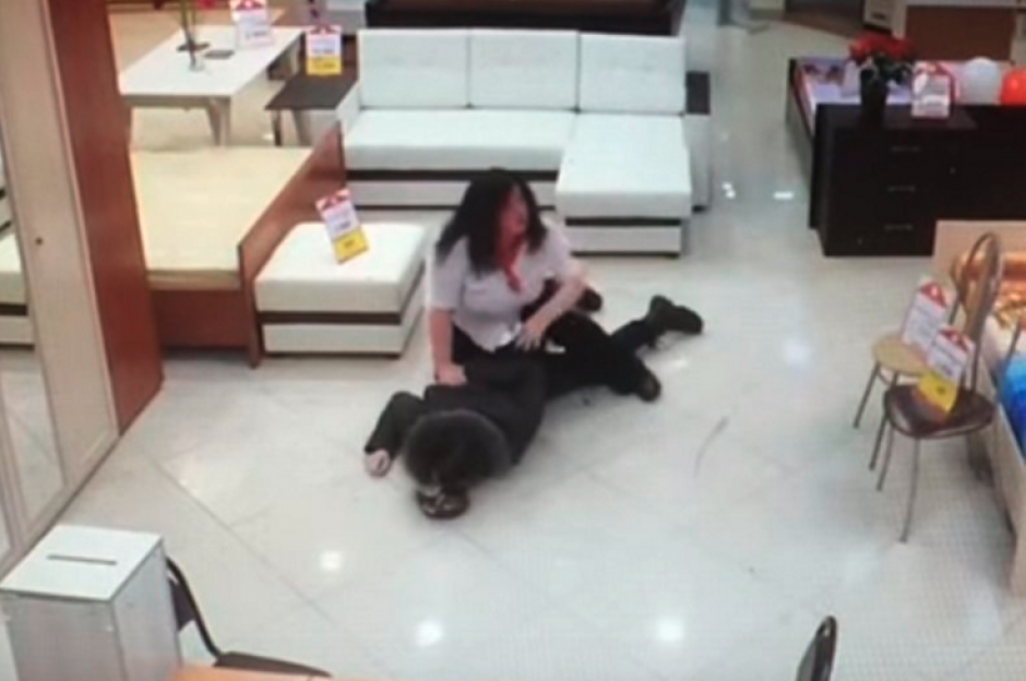 Las cámaras de seguridad registraron el momento en que un ladrón es sometido por una mujer. (Imagen: Captura de YouTube)