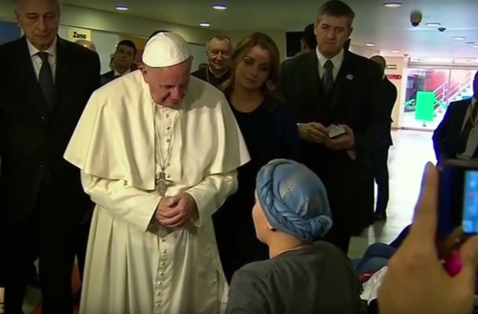 La niña le canta el Ave María de Schubert al Papa Francisco (Foto: Imagen tomada del canal de YouTube Acitv)