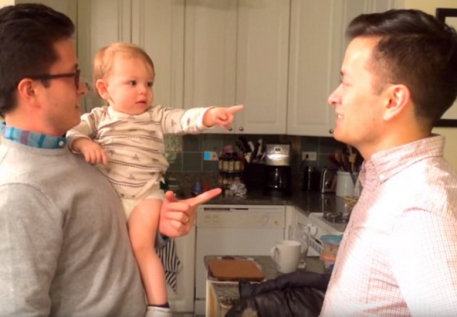 Un niño se ve confundido frente a su padre y su tío, quienes son hermanos gemelos. (Imagen: Captura de pantalla Facebook)
