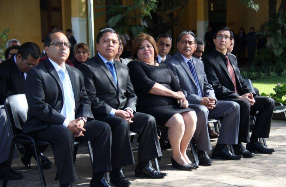 El viceministro de Educación, José Moreno (último en la fila), expresó criterios que enviaban mensajes machistas, sexistas y discriminatorios. (Foto: AGN)