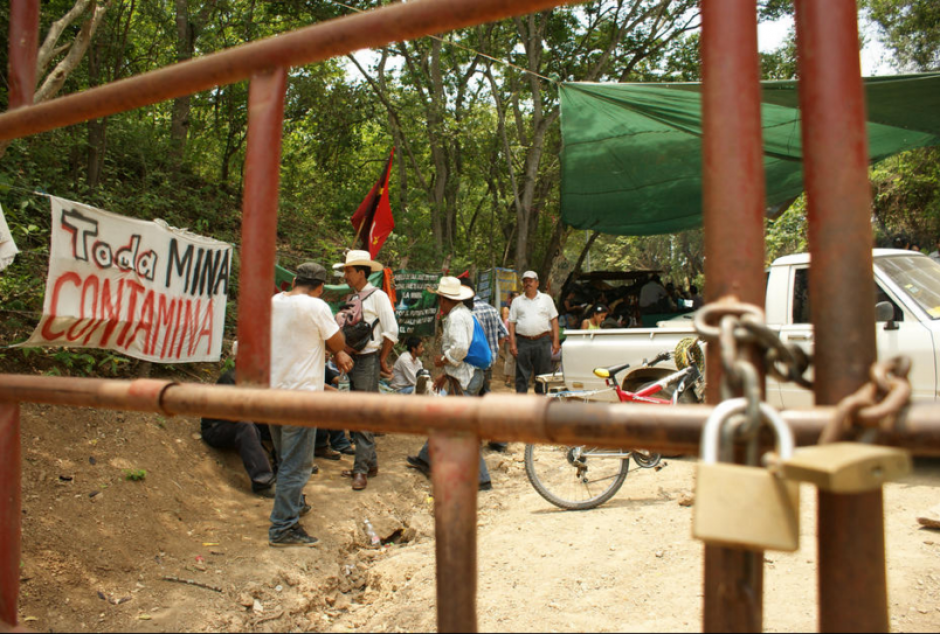 La comunidad en resistencia de pobladores La Puya celebran la decisión de la CSJ. (Foto: Archivo/Soy502) 