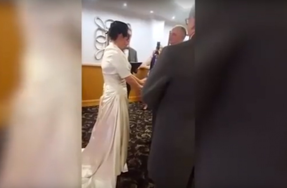 Una novia casi se queda sin boda al ser presa de un ataque de risa nerviosa. (Imagen: Captura de pantalla)