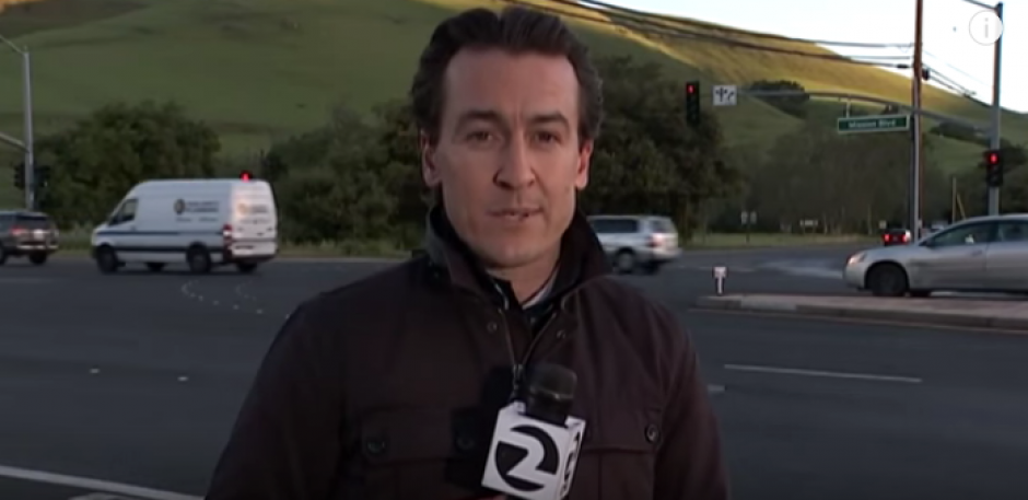 Un reportero estadounidense se salvó de morir arrollado por un vehículo mientras realizaba un reporte en vivo. (Foto: Captura de Imagen)