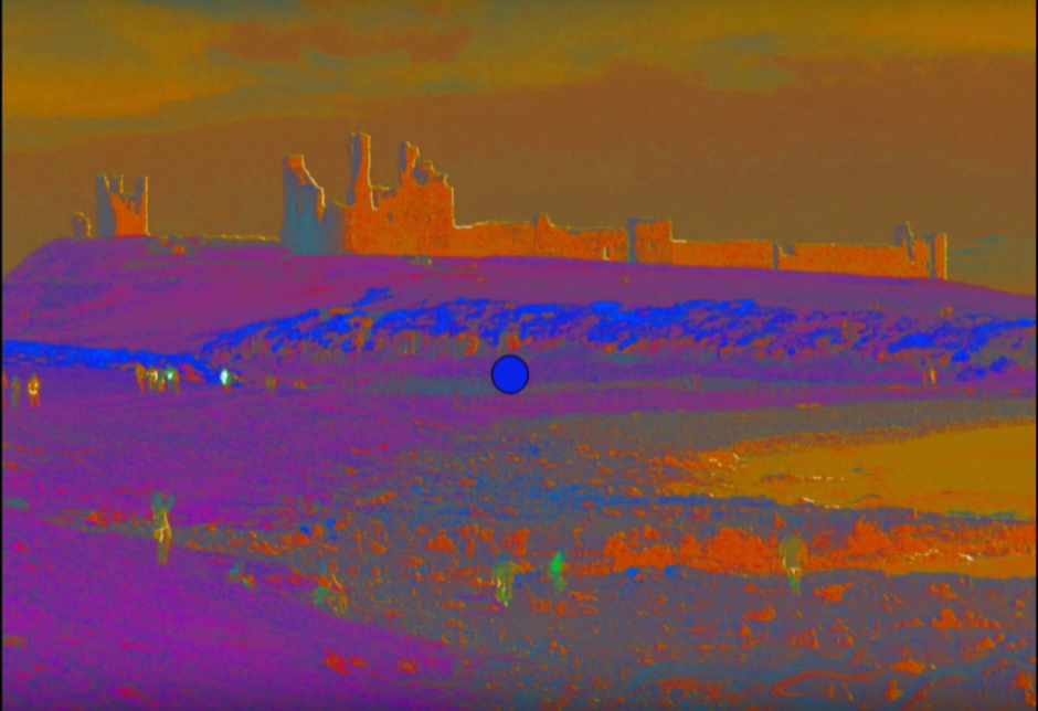 Observar un punto durante unos segundos, convierte momentáneamente una imagen en blanco y negro, en una a colores. (Imagen: Captura de YouTube)