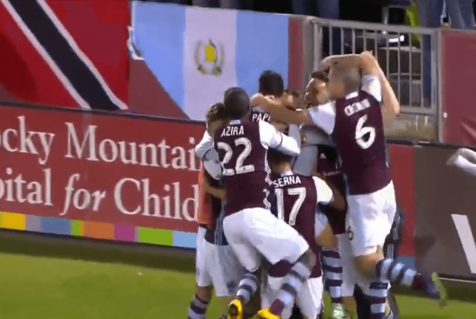 Marco Pappa fue el héroe para el Colorado Rapids, al marcar el gol del triunfo frente al Galaxy. Aquí abrazado de todos sus compañeros celebrando la anotación. (Foto: toma de video Colorado Rapids)