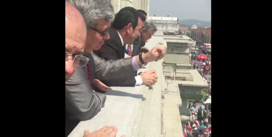 Pese a que las señas se hicieron en un contexto de broma, esto causó indignación, sobre todo porque el día anterior la Vicepresidencia emitió rigurosas normas de vestimentas, consideradas racistas. (Foto: captura de video)