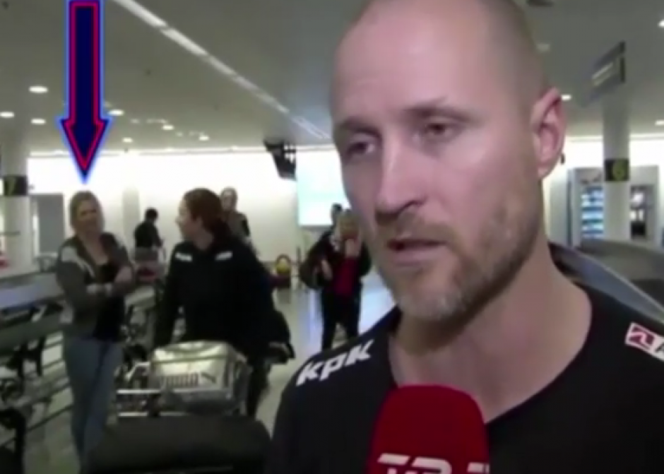 Una mujer desapareció en plena trasmisión de un reportaje en vivo. (Imagen: Captura de pantalla)