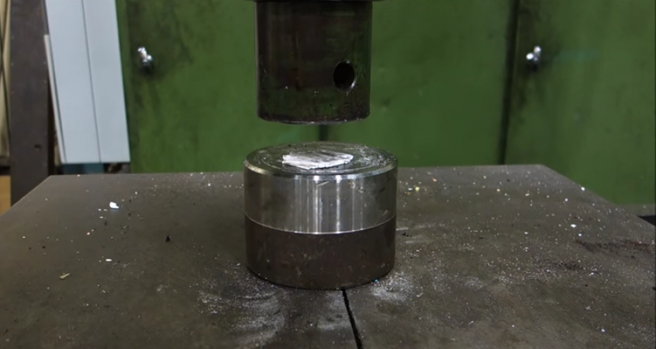 Una hoja de papel se convierte en una bomba al doblarla 7 veces. (Foto: YouTube)