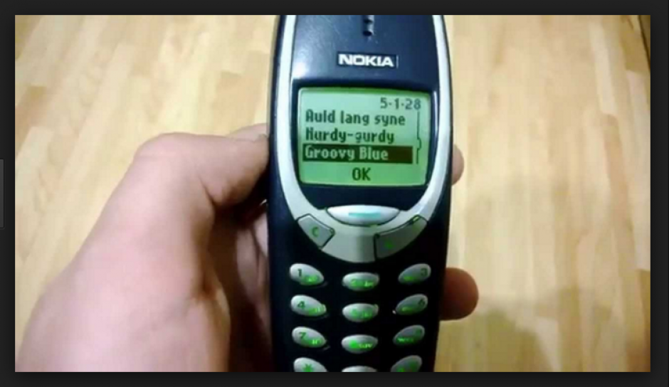 Un mítico Nokia 3310, el "Chuck Norris" de los celulares es aplastado. (Foto: YouTube)