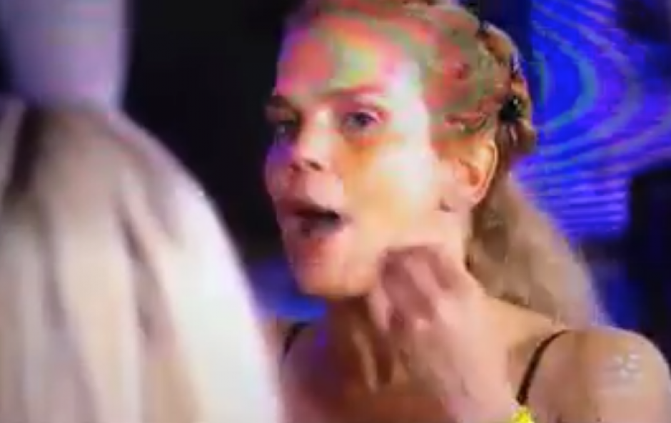 La actriz y cantante Niurka Marcos se enfrascó en una discusión que terminó en golpes.