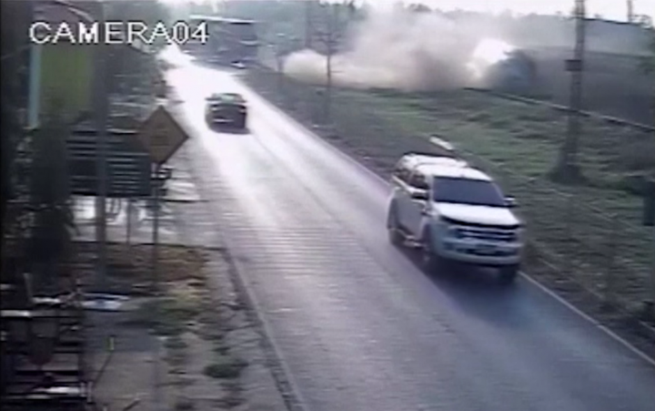 Un autóbus se cruza indebidamente sobre la vía del tren. (Foto: RT en Español )