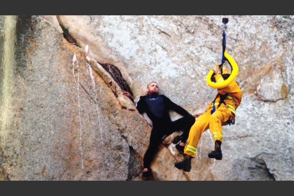 Michael Banks escala el Morro Rock en California para pedir matrimonio y se queda atrapado. (Foto: @KTLA/Twitter)