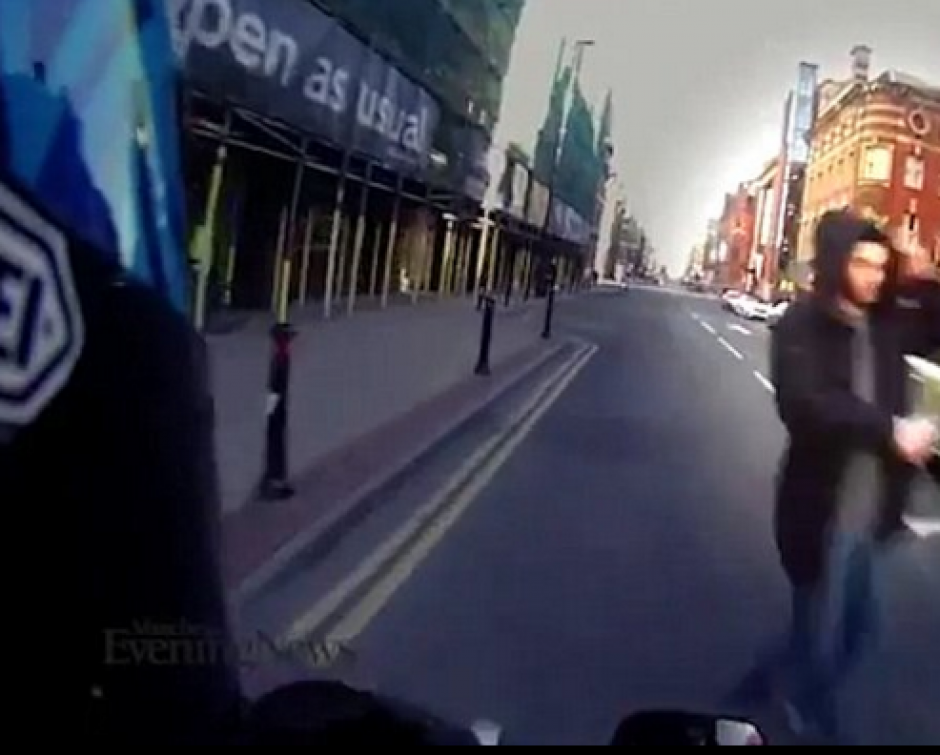 El hombre que caminaba por la calle no percibe el peligro que tiene a su alrededor por llevar su música a todo volumen. (Foto: Captura de YouTube)