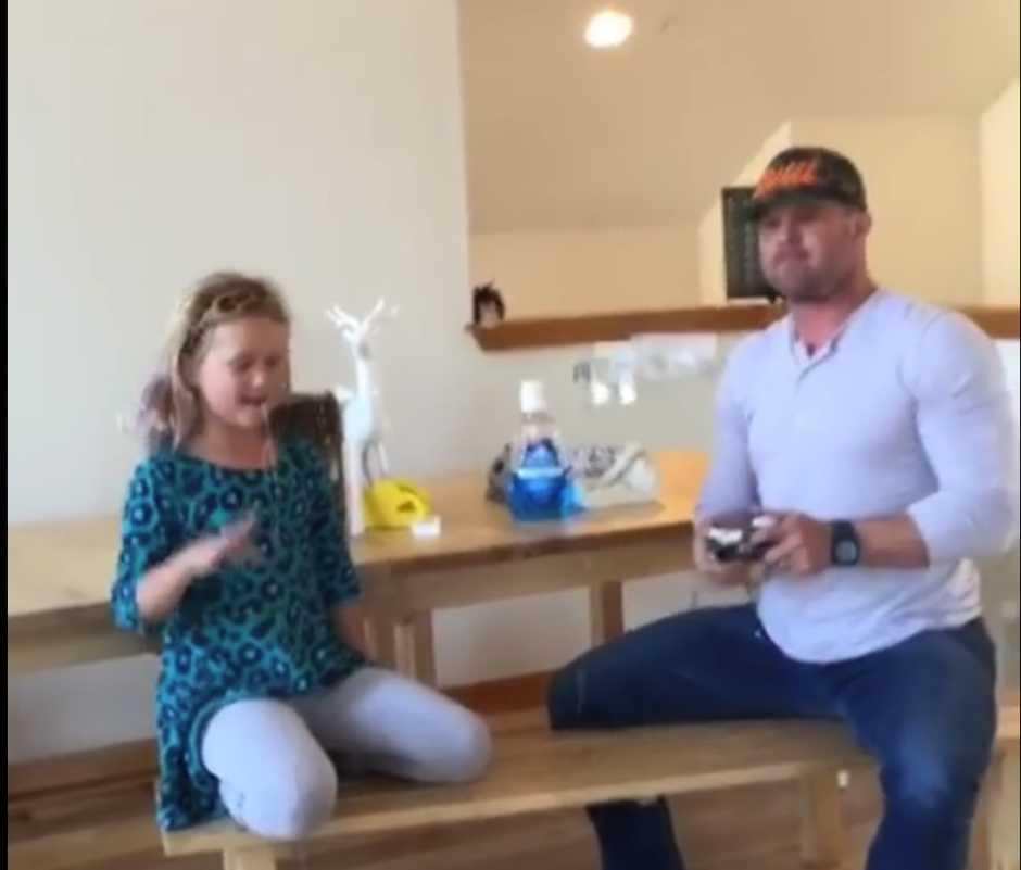 Con un drone le quitan un diente flojo a una niña. (Foto: YouTube)