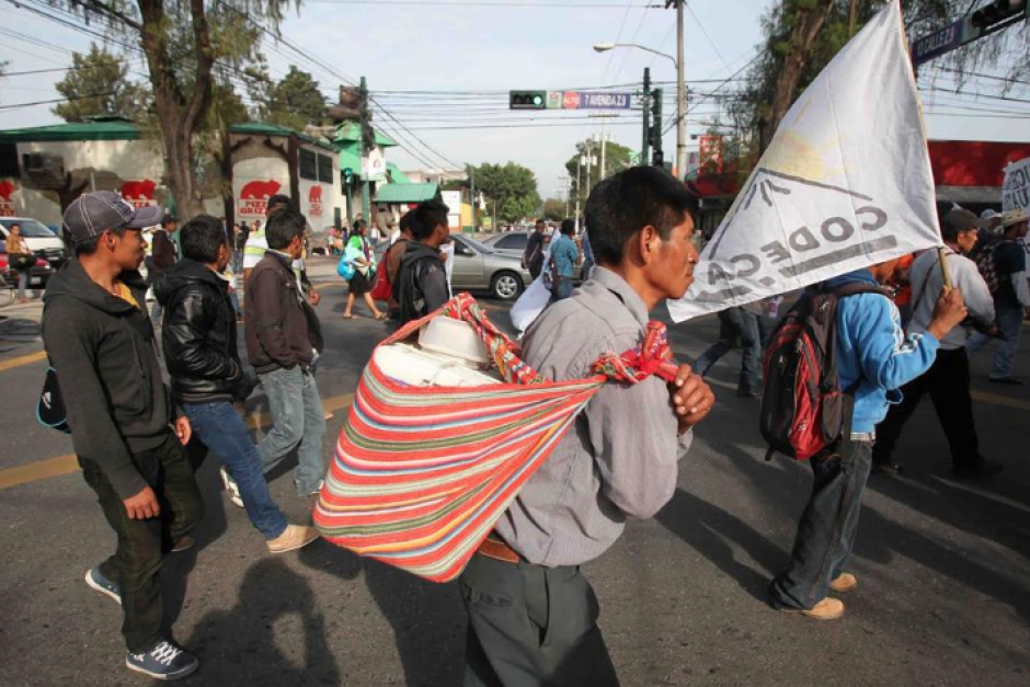 Decenas de personas acompañan la marcha. (Foto: Archivo/Soy502) 