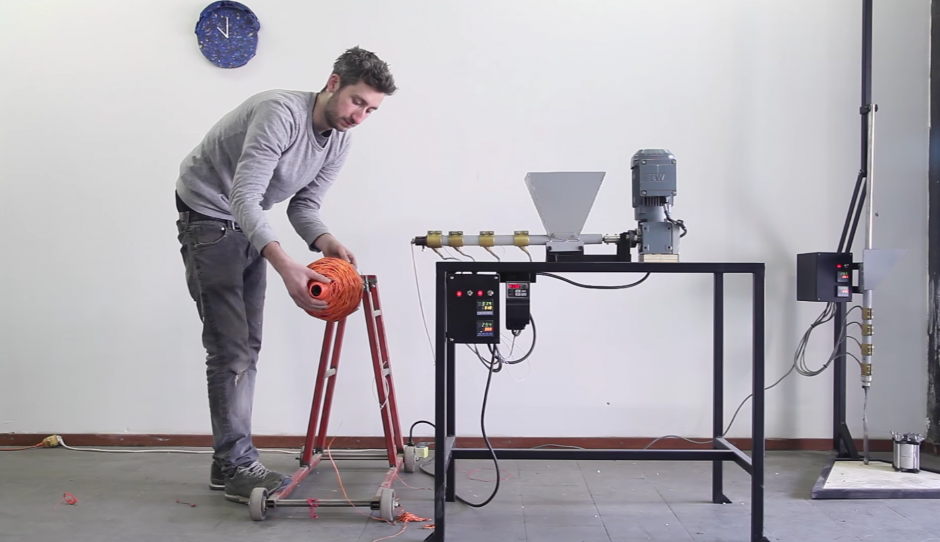 Un diseñador de 27 años a iniciado un proyecto para que todas las personas alrededor del mundo puedan abrir un taller de reciclaje de plástico. (Foto: Dave Hakkens)