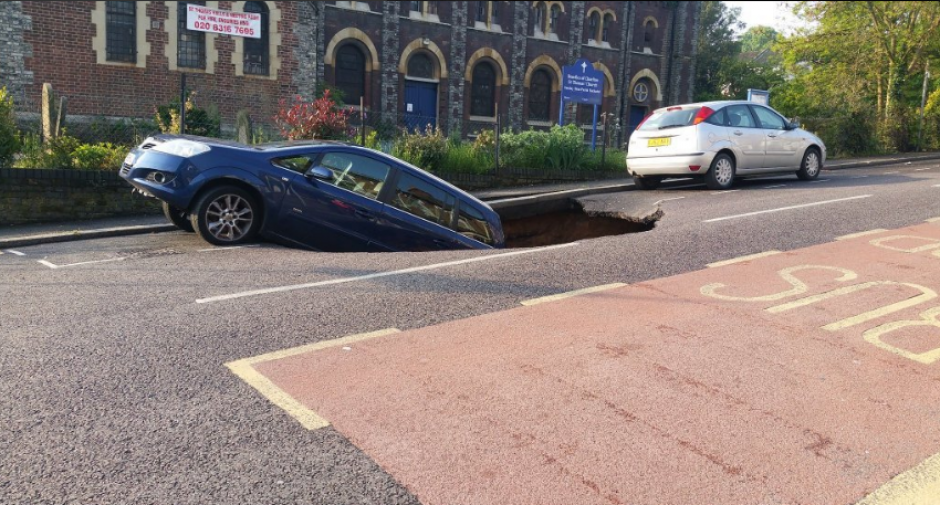 Un agujero se tragó literalmente un auto en Londres. (Foto: Twitter/@Kent_999s)