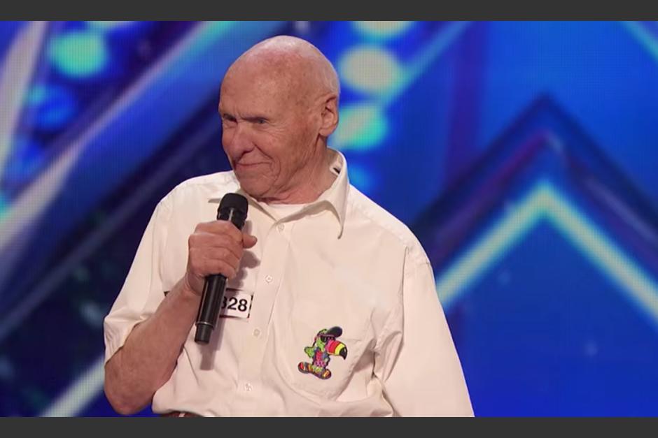 "El abuelo metalero" triunfa en las redes sociales. (Foto: Captura de youtube)