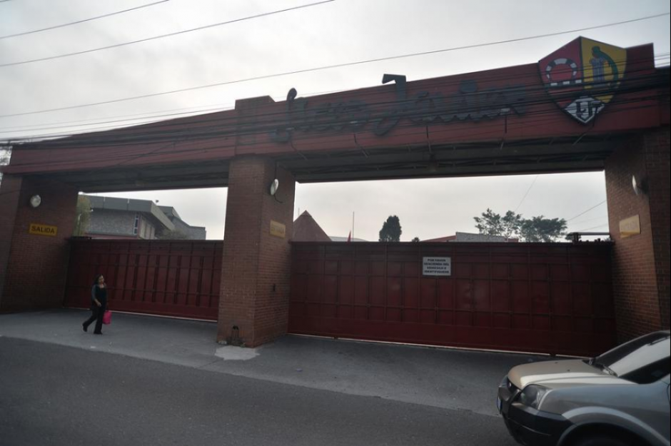 La suspensión fue ordenada por el Mineduc por la muerte de un estudiante en la piscina del establecimiento. (Foto: Archivo/Soy502)