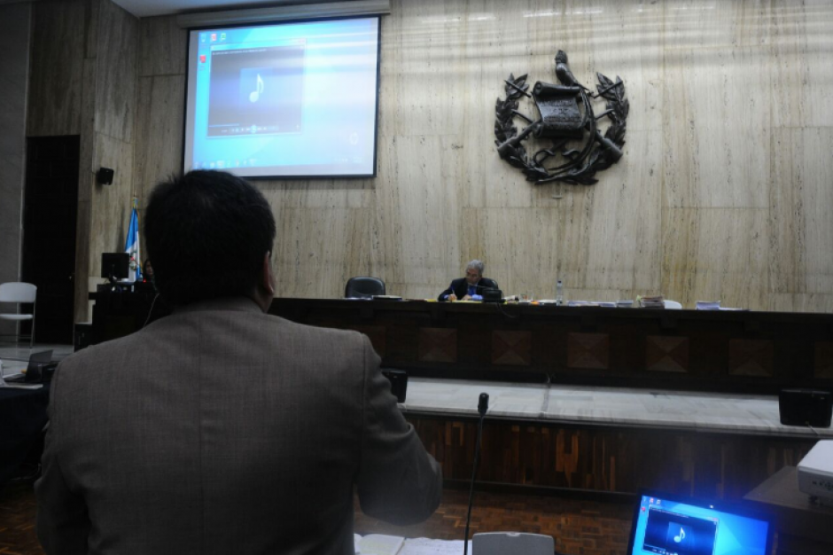 El abogado José Manuel Quinto le manifestó su cariño al juez, luego que él se molestara por utilizarlo como ejemplo en su argumentación. (Foto: Alejandro Balán/Soy502)