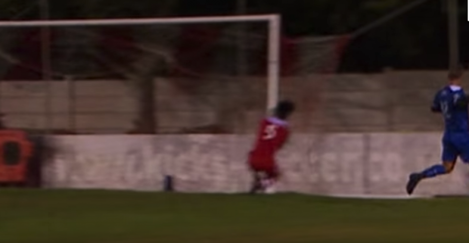Así fue el golpazo que se llevó este jugador que buscaba despejar el balón y chocó contra la portería. (Foto: Captura de video)
