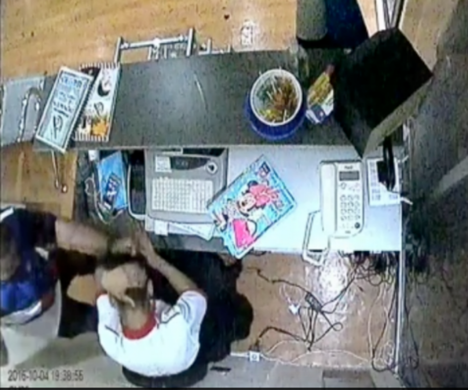 En un video divulgado en redes sociales, se observa al excandidato a diputado agredir al joven que cortó el cabello de su hijo. (Foto: Captura de pantalla)