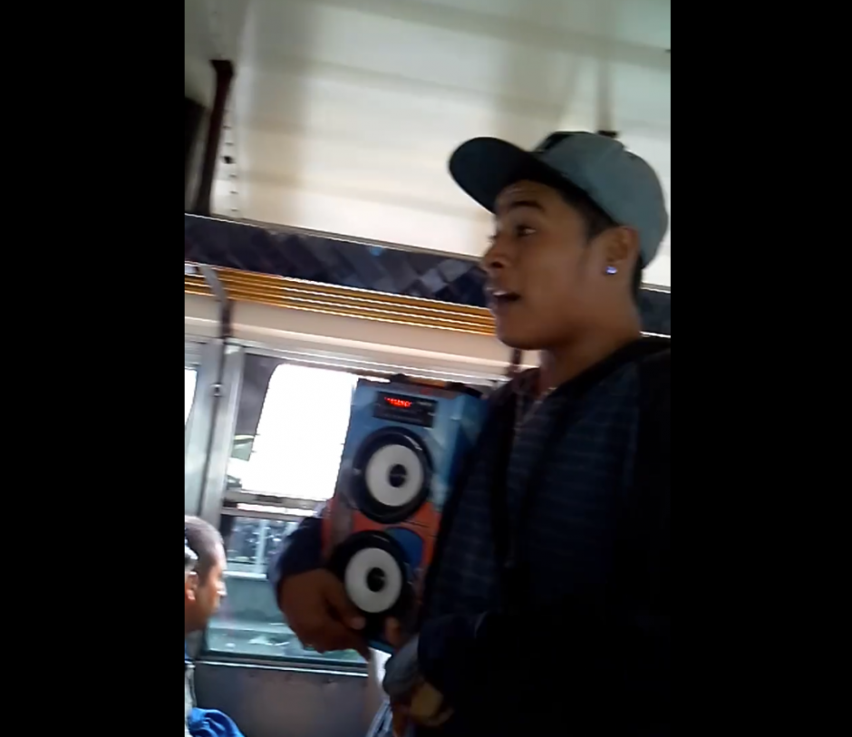 Con una bocina, su voz y sus rimas, el joven cantó en un bus urbano. (Foto: captura de Facebook)
