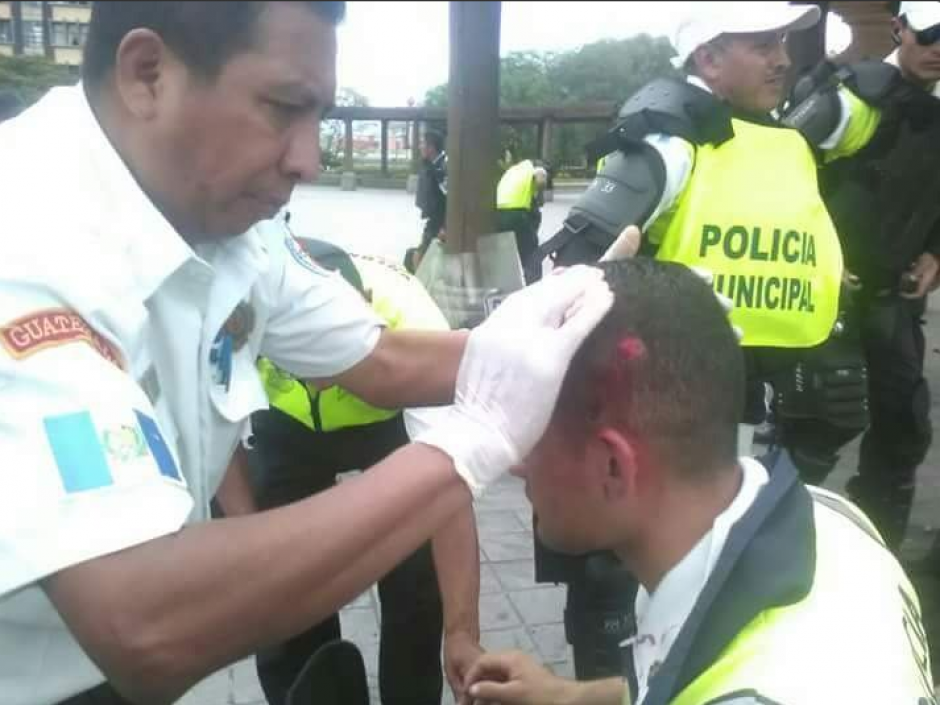 Socorristas también prestaron atención médica a algunos agentes y comerciantes en el Paseo de la Sexta. (Foto: Twitter/@muniguate)