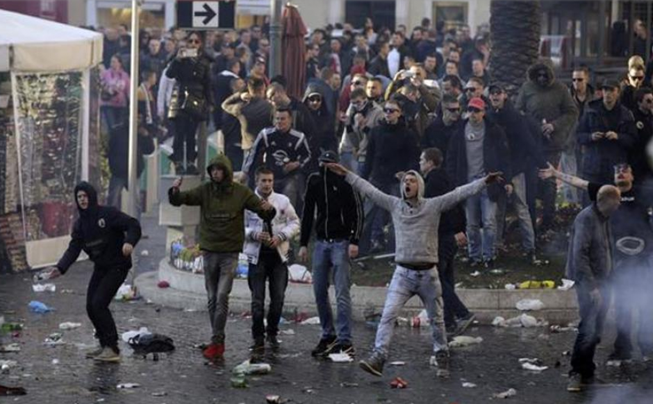 Los hooligans se caracterizan por llegar en masa a los estadios y causan destrozos dentro y fuera de las instalaciones. (Foto: Captura de video) 
