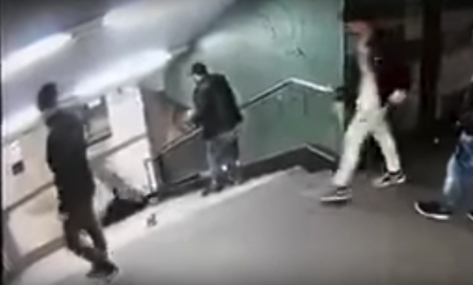 El hecho, que fue captado por las cámaras de seguridad, es investigado por la Policía. (Foto: Youtube)