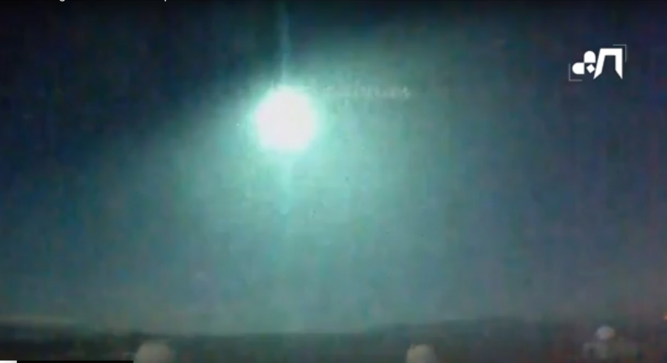 La bola de fuego fue acompañada de un estruendo y un pequeño temblor lo que alertó a varias personas. (Imagen: captura de YouTube)