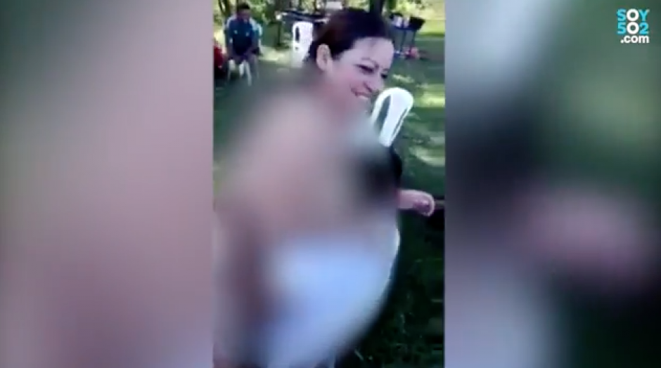 La mujer que aparece en el video polémico no pertenece a la PNC informó el director de la institución Nery Ramos. (Foto: Captura de pantalla) 