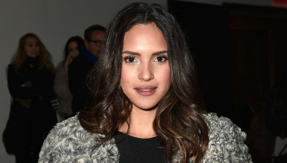 Adria Arjona compartió con niños de escasos recursos. (Foto: MonthlyMale.com)