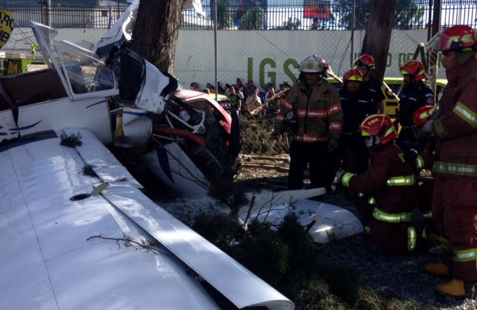 Una avioneta cayó sobre la zona 9. Se reportan tres personas heridas. (Foto: Bomberos Municipales)