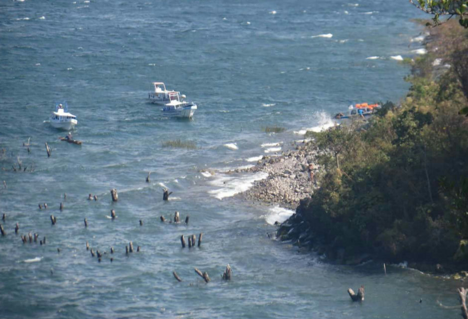 Una lancha con 15 personas naugrafó en el lago de Atitlán. (Foto: @Knal4quiche)