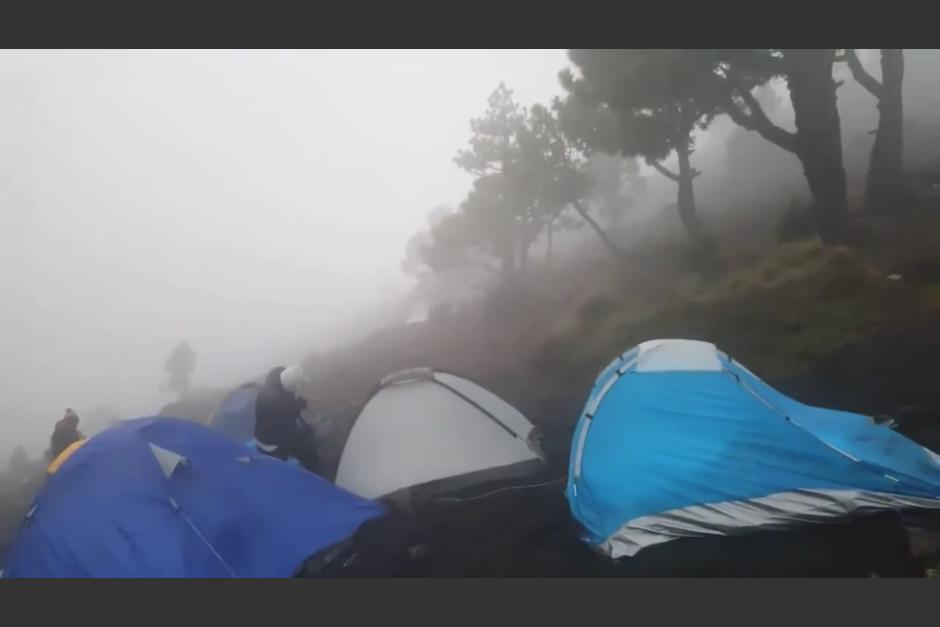 Las bajas temperaturas provocaron la muerte de seis personas en el volcán Acatenango, en Chimaltenango. (Foto: Captura de video de Alex Escobar)