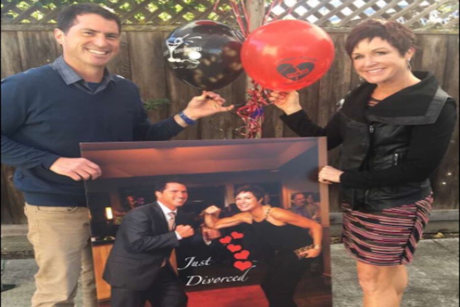 Tras 24 años de casados, la pareja dedició ponerle fin a la relación, lo cual celebraron a lo grande. (Foto: Twitter/@emmabecerra)
