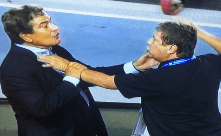 Los técnicos de Honduras y Panamá se pelearon al terminar el juego entre ambas selecciones. (Foto: Captura de pantalla) 