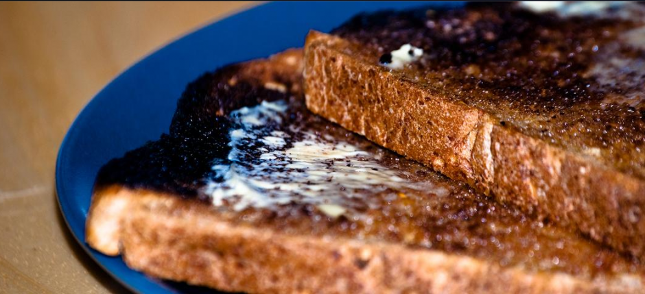 Entre más tostado esté el pan, mayor puede ser la ingesta de la sustancia cancerígena acrilamida. (Foto: Vice)