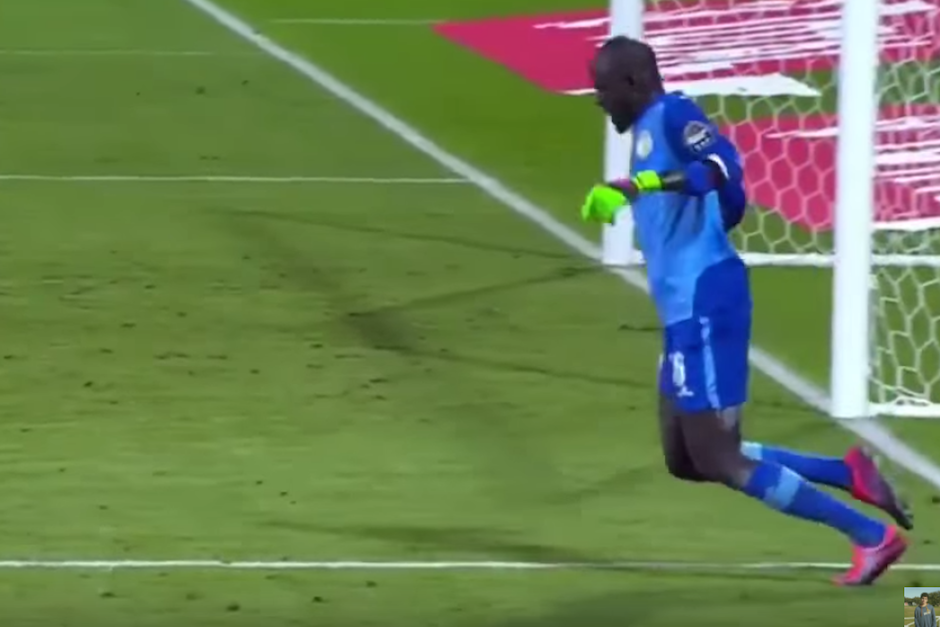 Momento en que el arquero de la selección de Senegal cae al suelo e inicia con su espectáculo. (Imagen: captura de YouTube)